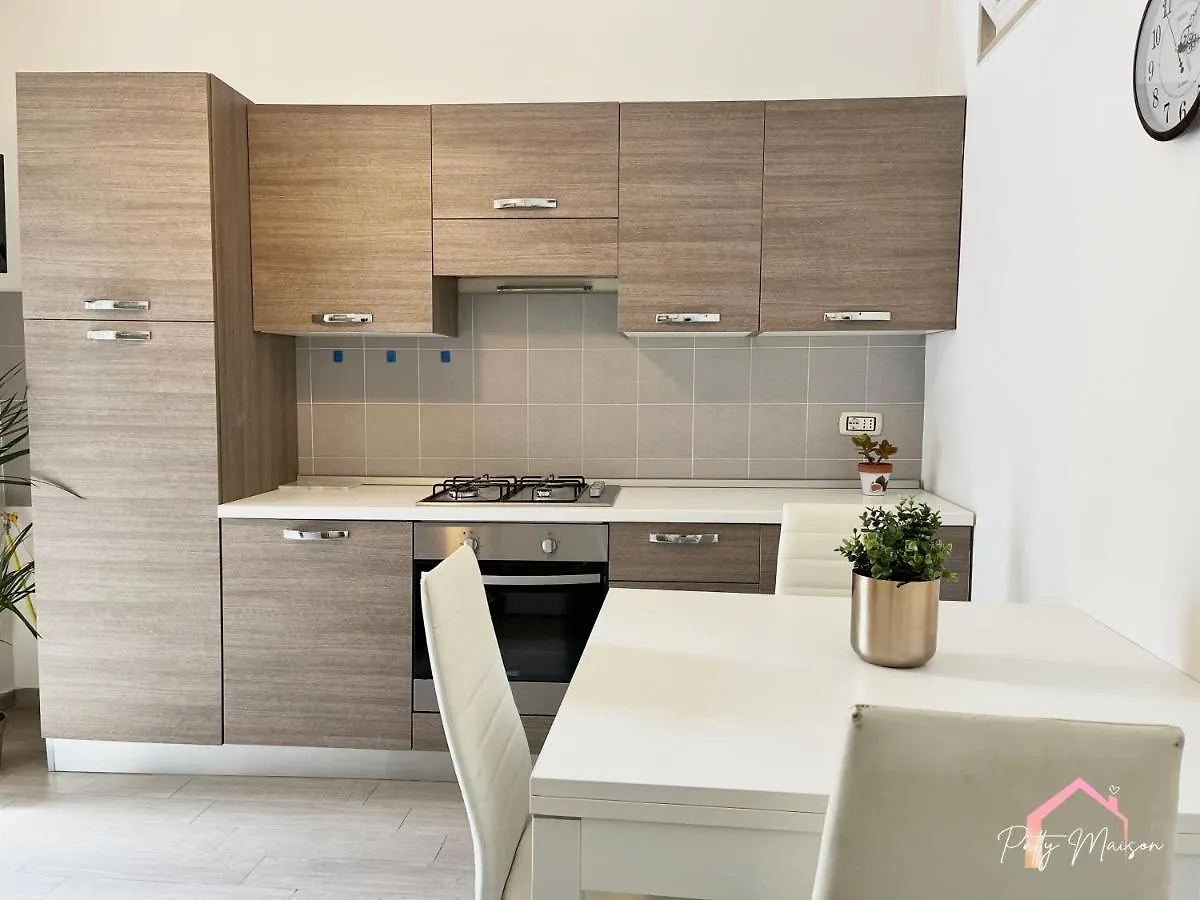 Patty Maison - Large & New Central Apartment Bari