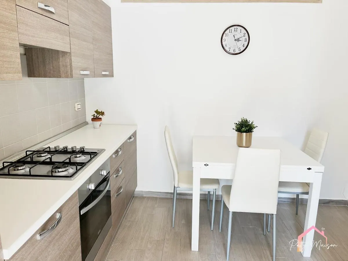 Patty Maison - Large & New Central Apartment Bari